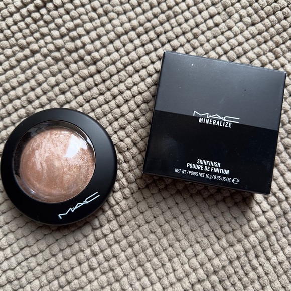 MAC Mineralize SkinFinish Face Powder - Picture 3 of 6